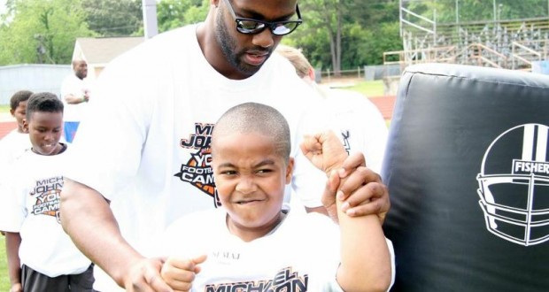 Bengals Standout MJ #93 Gives Hands On Support to Campers