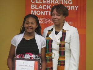  Jaylin Miller holds certificate of excellence alongside Janet Clayton, Senior Vice President, Edison International.(Photo Credit: Naomi K. Bonman 