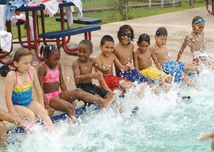 kids_swim_class_kicking1