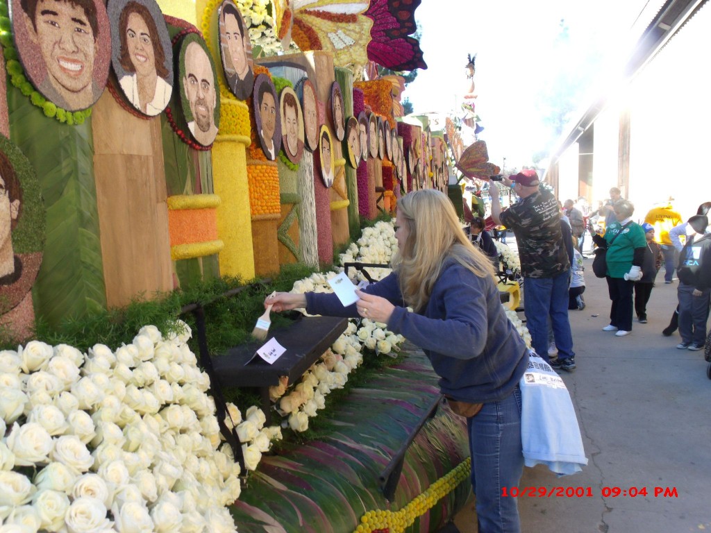 Lisa Brighton of Washington DC. put finishing touches on Donate to Life Float